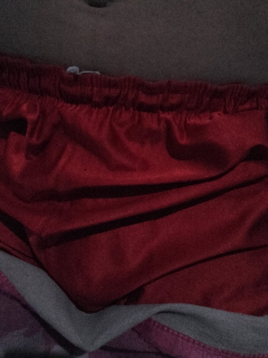 Ehhhh sudah bangun punya bpk
Sudaj digrepe sikenyot dri luar celana

Tinggal mlorotin celana malah tidurnya berubah jadi miring