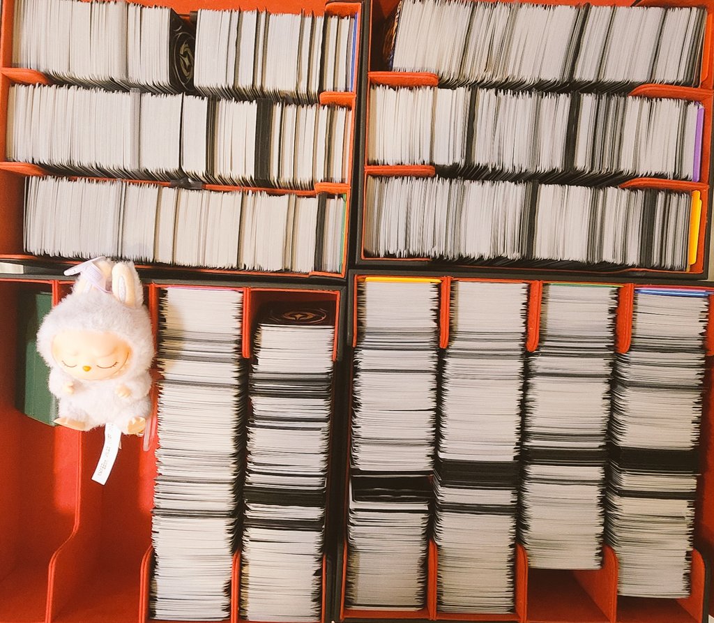 家にあるロルカナカード、色で仕分けしたら5時間かかった。みんなどうやって保管してるのかな？新弾もカートンいくともう1ボックス収納箱買わねば。