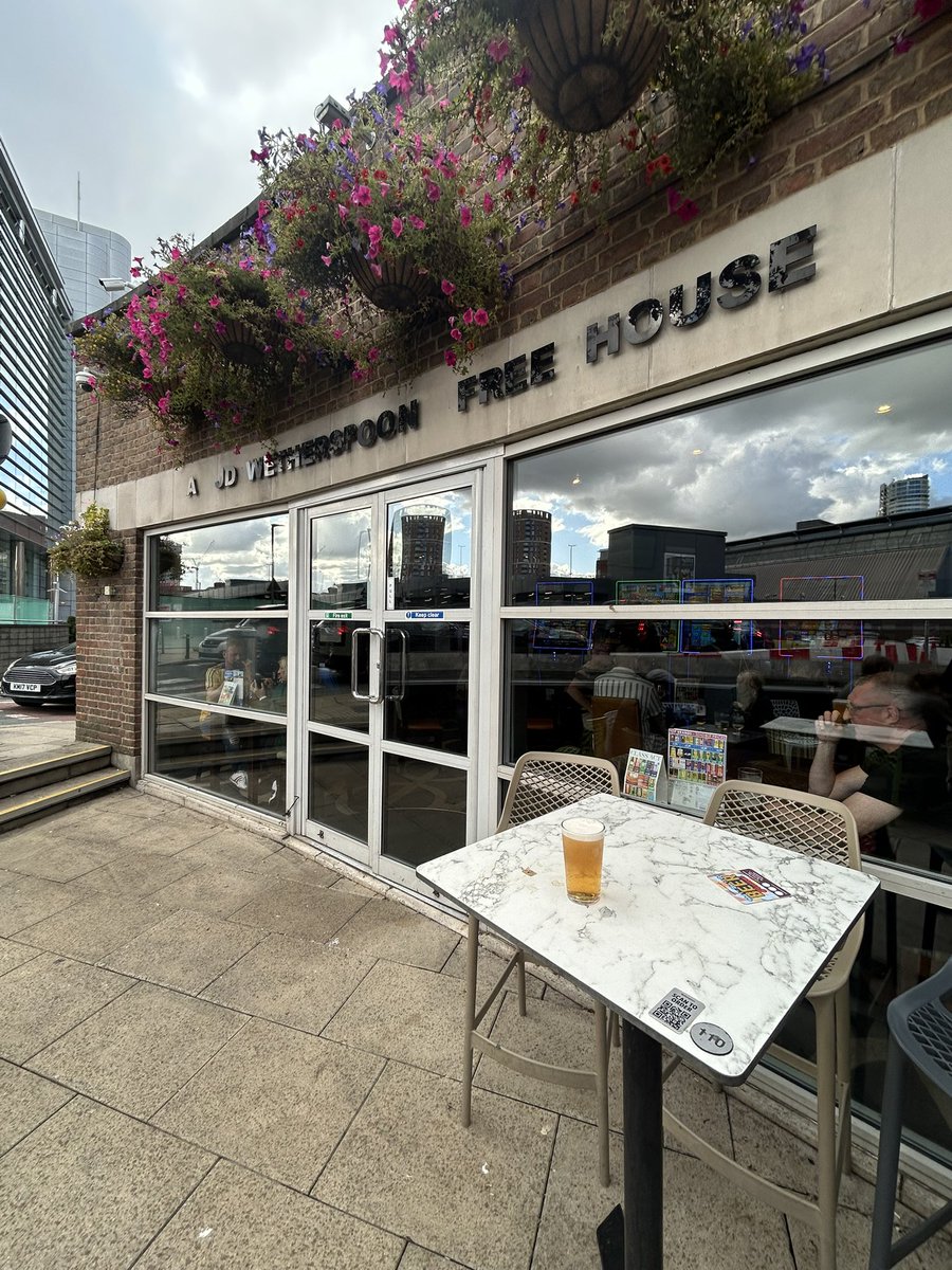 Wetherspoonser's tweet image. Second ‘beer garden’ at Leeds station . Great views for a half a Shipyard