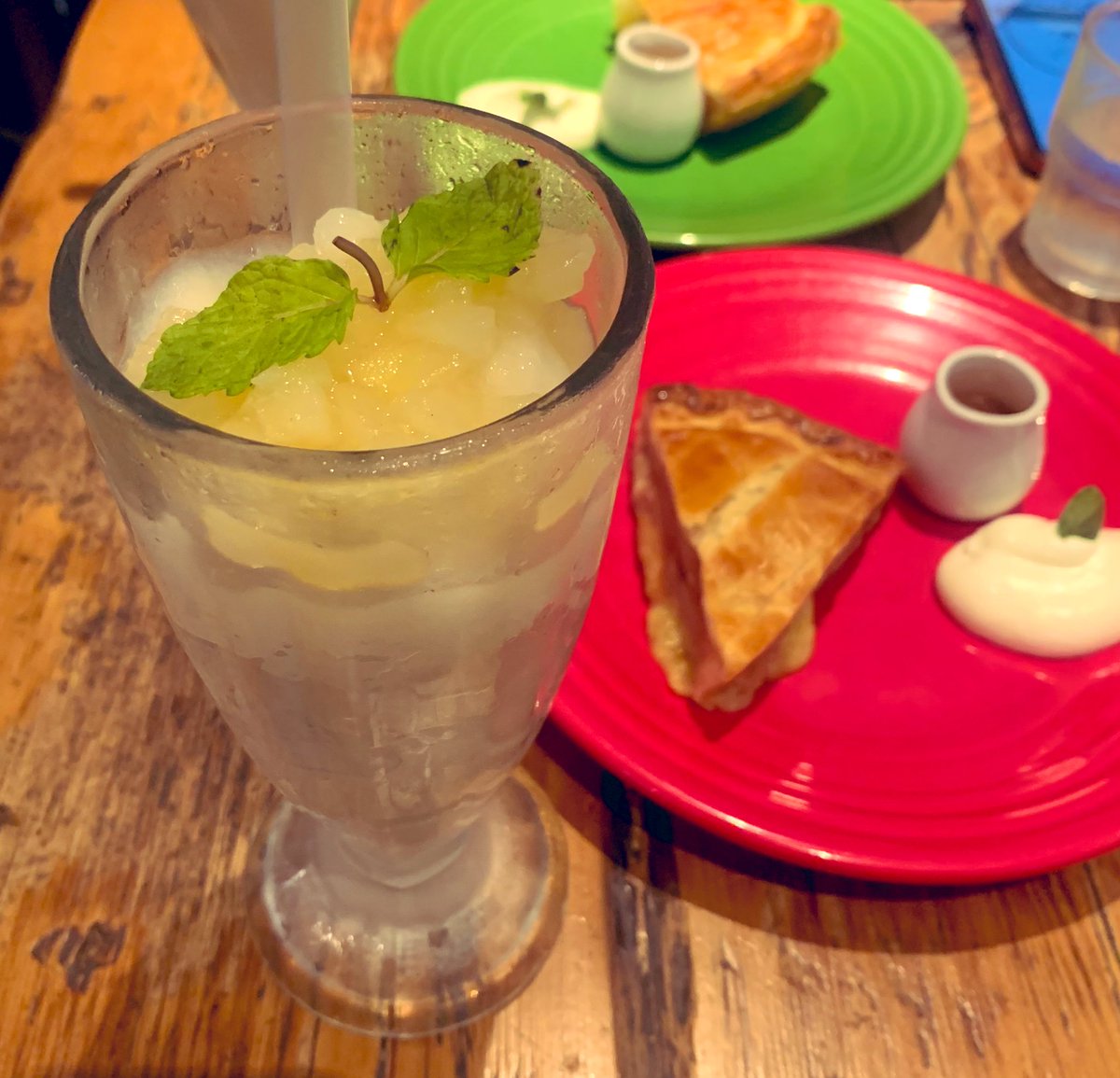 グラニースミスの洋梨フラッペ🍐
冷たさゆえに全部飲めるかな？って思ってたけど、ぺろっと飲みあげました。
果肉はカルディの洋梨ドリンク(シロップ漬け)に入ってるやつに似てた🍐

#最後の晩餐は洋梨