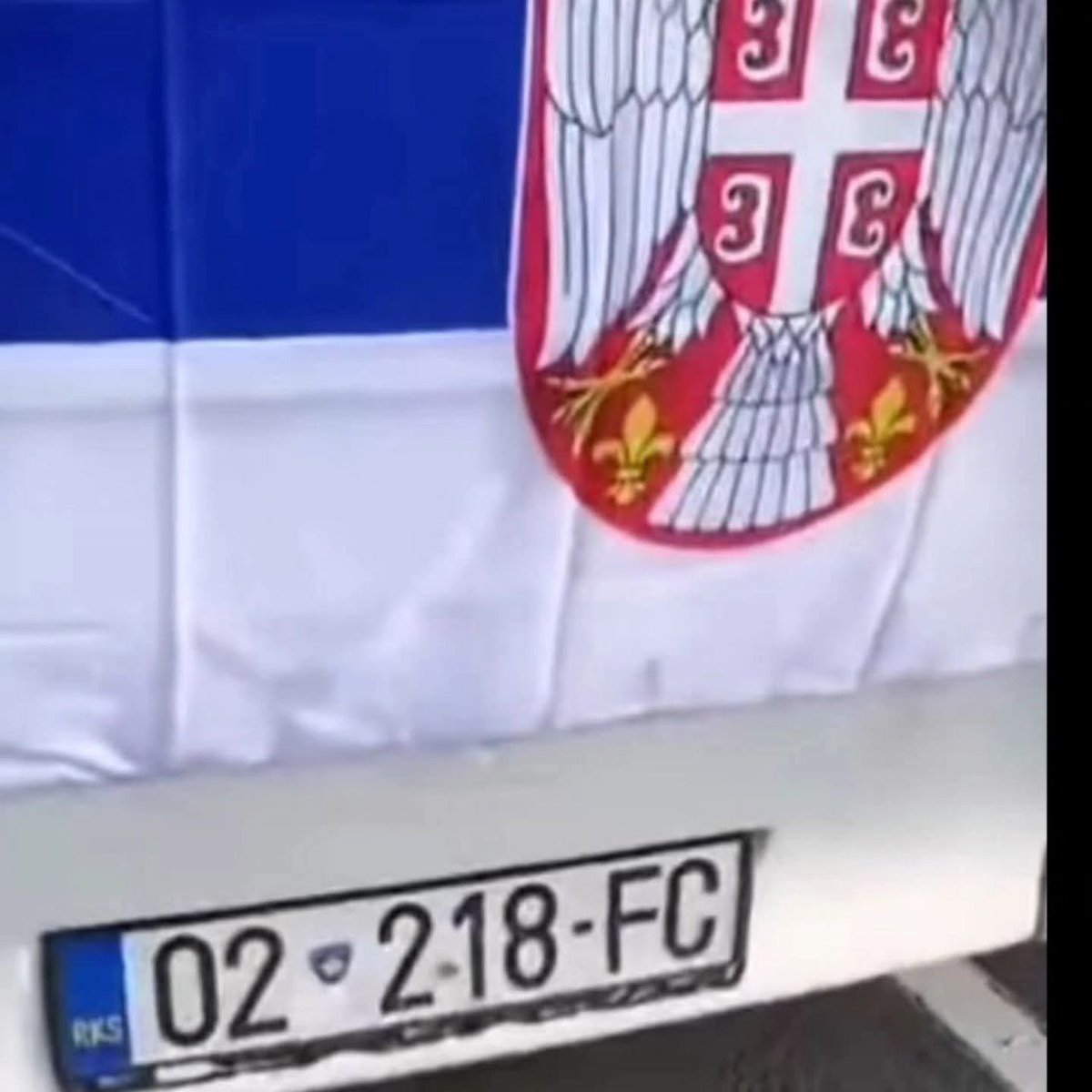 - Видиш ли Косово одавде?
- Не види се! 
- Видиш онај бели аутобус?
- Видим! 
- А јел видиш на њему РКС таблице?
- Видим! 
- Е, то сам им ја дао!

| @evroaz| @evroazp |