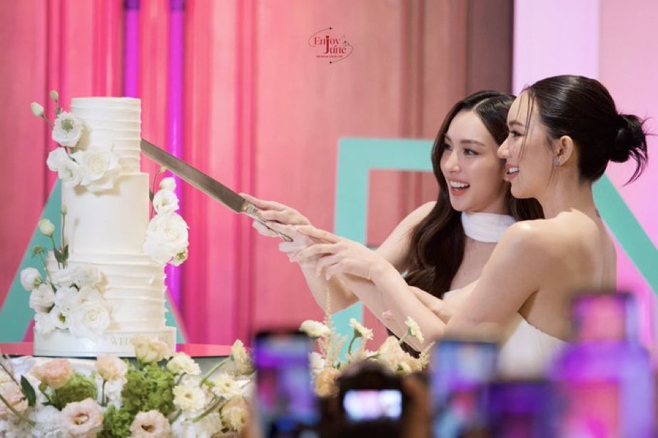 Oh wow ok it’s a wedding😌🙂‍↕️

CELEBRATION WITH ENJOYJUNE
#BABYBRIGHTXENJOYJUNE