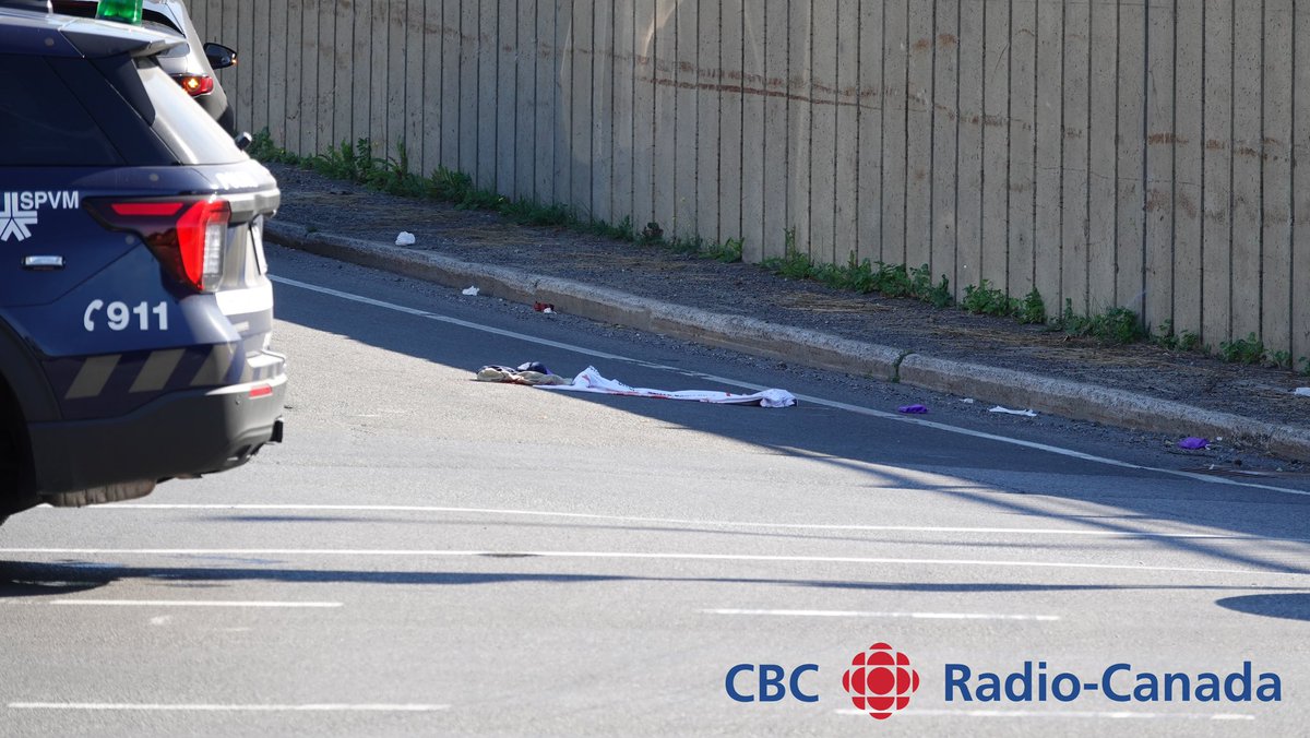 Beaconsfield | Collision auto vs piéton à l’intersection de l’A-20 et du boul. St-Charles. Un homme de 78 ans a été transporté inconscient, il est dans un état critique. Le véhicule circulait vers le sud sur St-Charles et aurait heurté le piéton en s’engageant sur l’A-20. #rcmtl