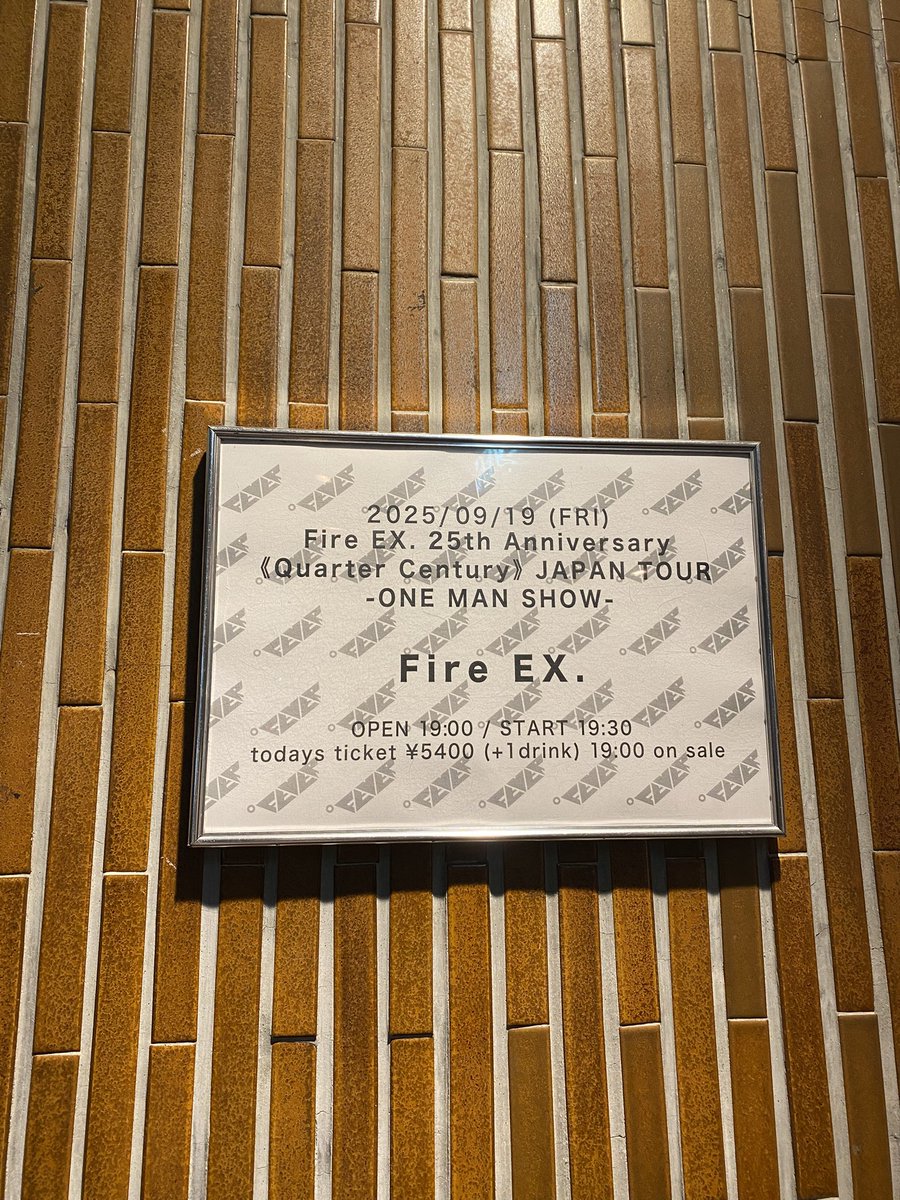 imozon555's tweet photo. 滅火器の25周年ワンマン
毎年9月はわたしと一緒に行く台湾朋友の誕生月で、お互いにおめでとうって言い合いながらライブを楽しむのが恒例🥰
6枚のアルバムから4曲ずつ。やっぱり曲数多いの嬉しいよね。
Samの声も表情も曲ごとに楽しめて。
ありがとう滅火器🔥
また来月待ってます！ https://t.co/A8aNnleJEh