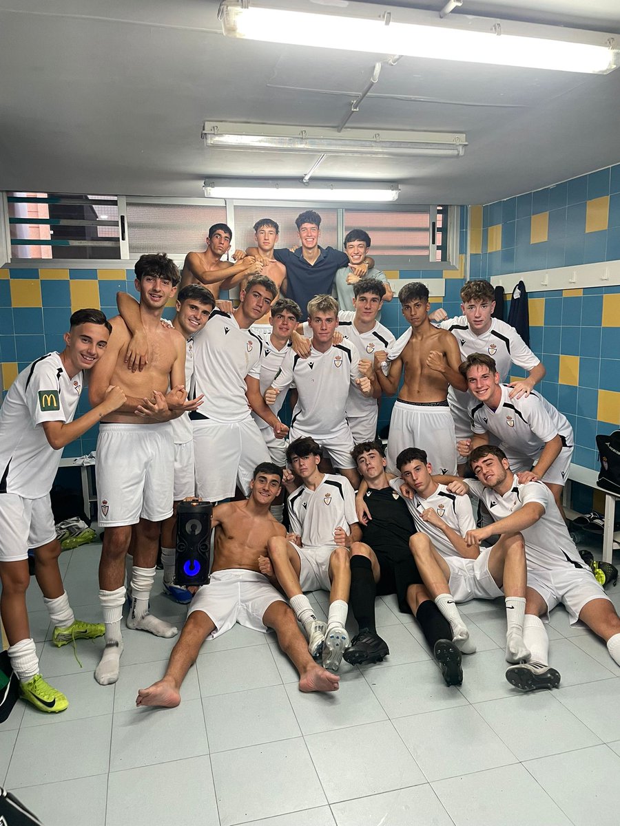 Victoria de garra en el último suspiro

Nuestro Juvenil del Real Jaén CF logró una importantísima victoria frente al Atlético Mengíbar en la Segunda Andaluza

Un partido intenso que se decidió en el minuto 89, reflejo del esfuerzo y la constancia de todo el equipo

#CanteraRJ