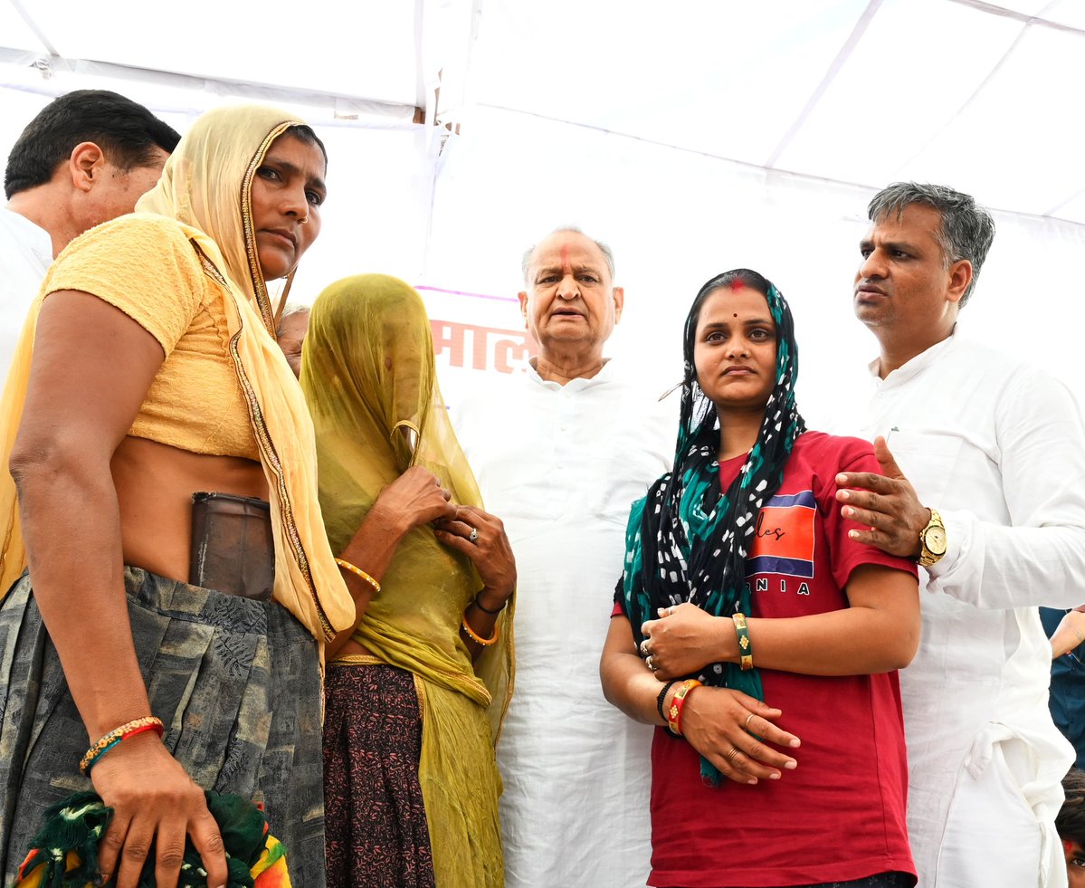 Kshatriya_Saini's tweet image. कपासन में एक युवा सूरज द्वारा @BJP4Rajasthan के विधायक @MLAARJUNLALJING ने जो पानी लाने का आश्वस्त किया था जब विधायक बन गए तो युवक ने मुद्दा याद दिलाया तो विधायक ने गुंडों से पिटवाया जिससे उनके पैरों में 25 फ्रेक्चर हो गए, परिवार की हालत खराब है लोगो ने पैसे इकठ्ठे करके इलाज के