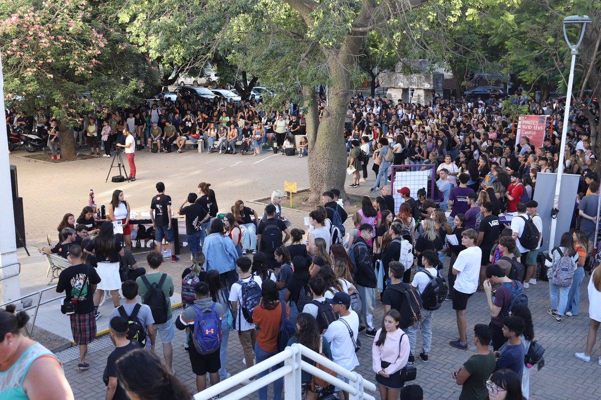 Feliz día a los más de dos millones de estudiantes universitarios en la Argentina. 

Toda la educación es una larga obra de amor a los que aprenden. 

El deseo de que todos y todas podamos aprender en nuestro país sigue más vigente que nunca. 

#DiaDelEstudiante