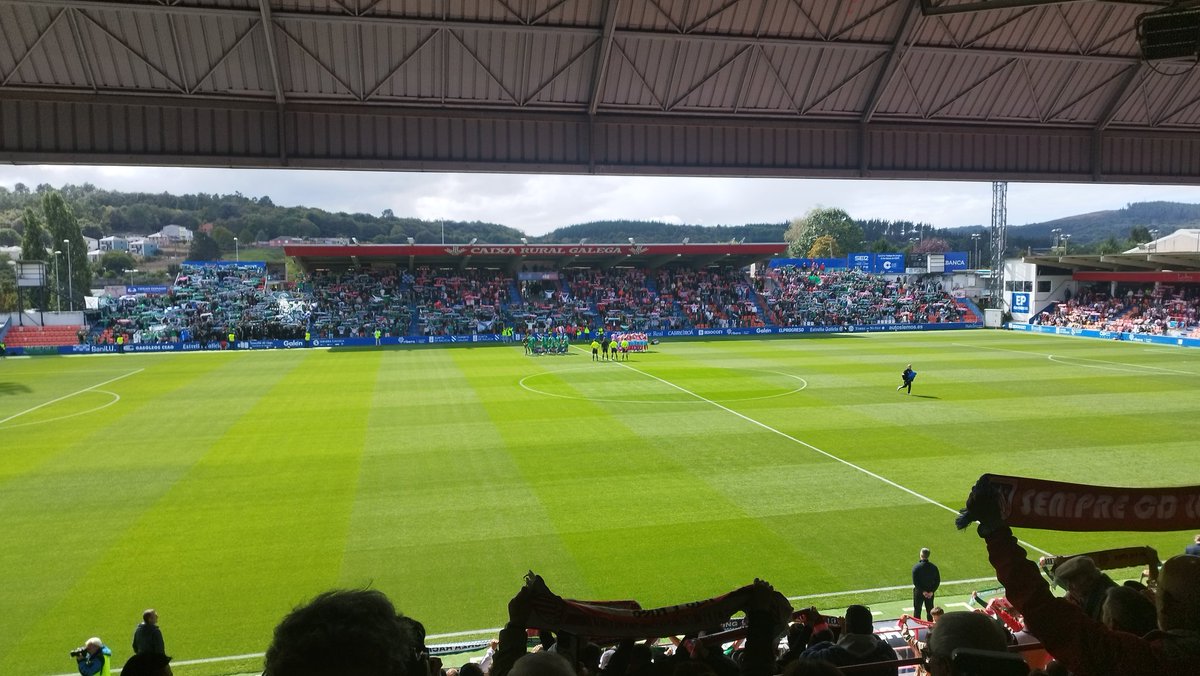 La afición del <a href="/racingferrolsad/">Racing Club Ferrol</a> ha invadido literalmente el Anxo Carro.

📸 <a href="/Dorado_rf/">Rubén Fdz Dorado</a>