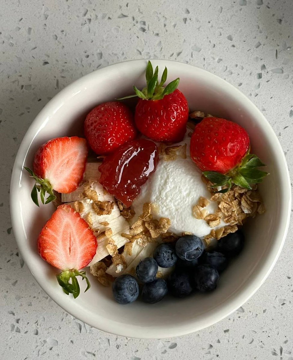 Itsalksdb's tweet image. Sunshine in a bowl: strawberries, blueberries, banana, granola and a spoonful of joy ☀️
