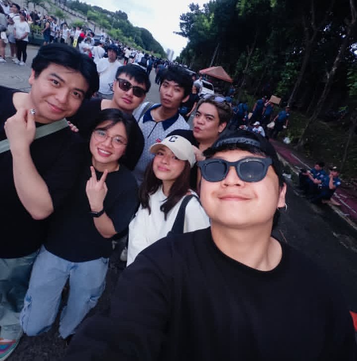 aw mika with gabe, jepoy, mitch, and others at the rally today !! salamat sa paninindigan, sa pakikialam, at paglaban kasama ang mga pilipino. ✊🏻🇵🇭