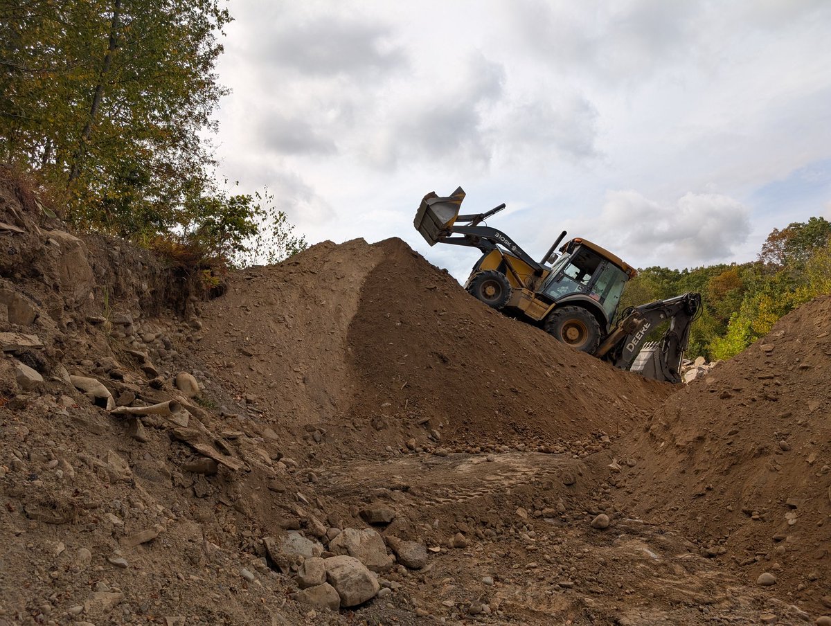 If not for the back bucket stabilizing the tractor I'd be flipping it over backwards. I definitely found the maximum angle you can stack material 😅