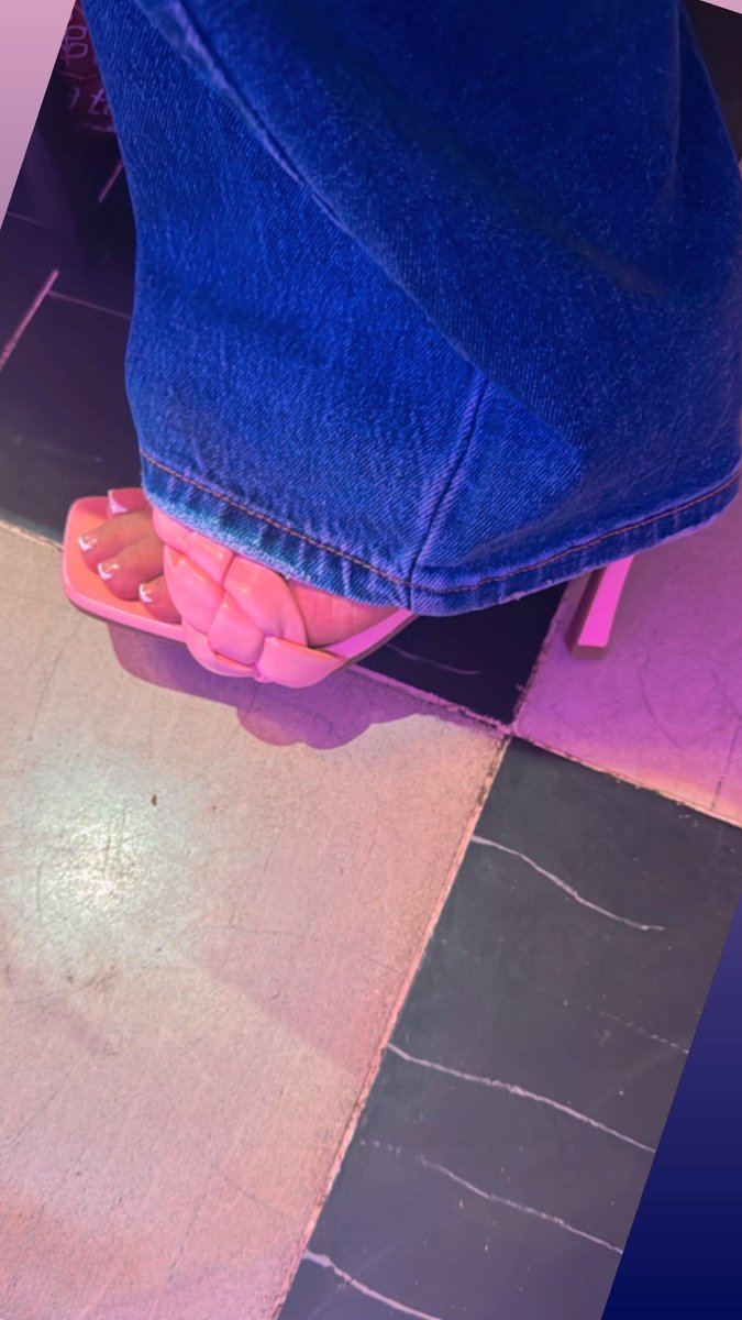 Judith2408's tweet photo. Dejando las chanclas y los tenis para después, hoy tocó ser rosa!🌸🪷 https://t.co/nbY4zm2Z7l