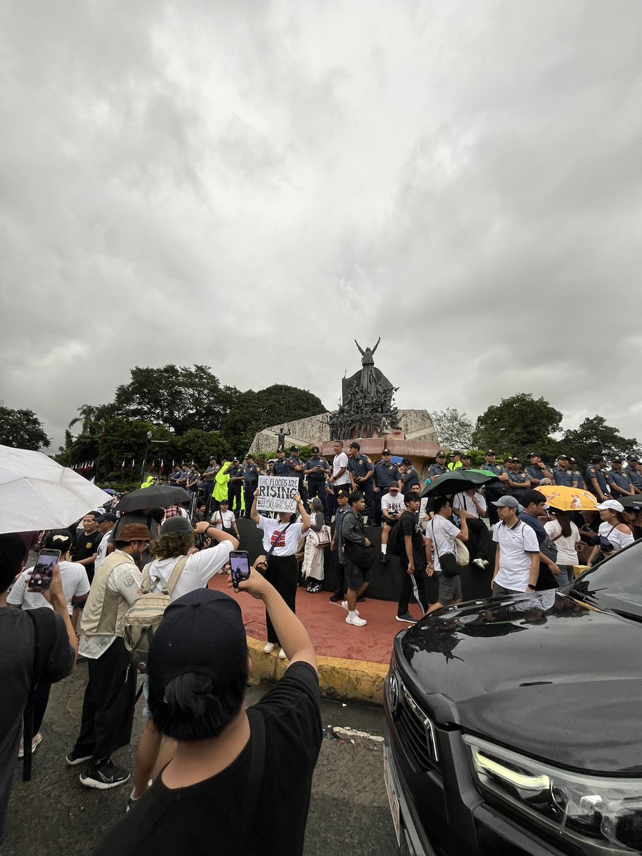 alexdeocampo's tweet photo. #TrillionPesoMarch #EDSA https://t.co/xbgIEzmBOA