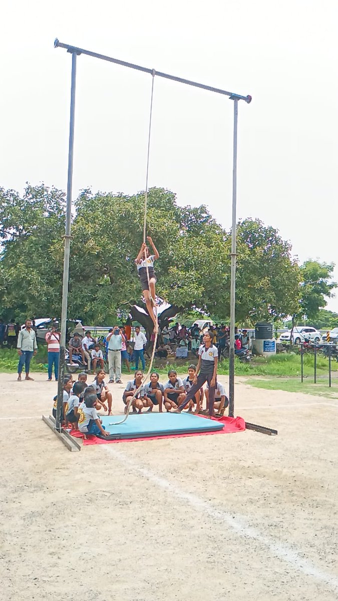 SivakumarState's tweet image. விக்கிரவாண்டி சட்டமன்றத் தொகுதி முட்டத்தூர் கிராமத்தில் நமது சிலம்பம் அகாடமி சார்பில் நடைபெற்ற விளையாட்டுப் போட்டினை துவக்கி வைத்தேன்...விக்கிரவாண்டி சட்டமன்றத் தொகுதி முட்டத்தூர் கிராமத்தில் நமது சிலம்பம் அகாடமி சார்பில் நடைபெற்ற விளையாட்டுப் போட்டினை துவக்கி வைத்தேன்...