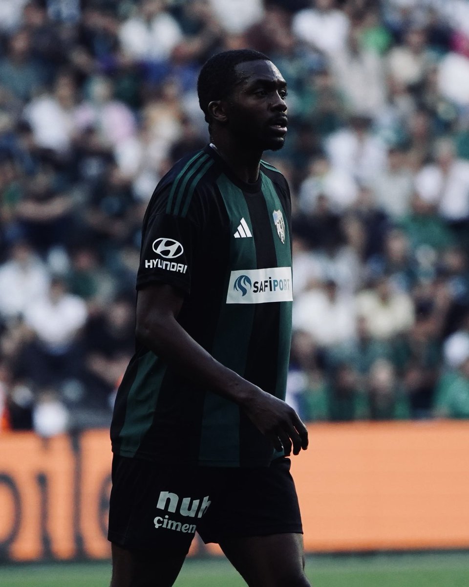 Karşılaşmanın ilk yarısından kareler. 📸

📲 #KSvRİZ | #DurmaKoşZaferlere