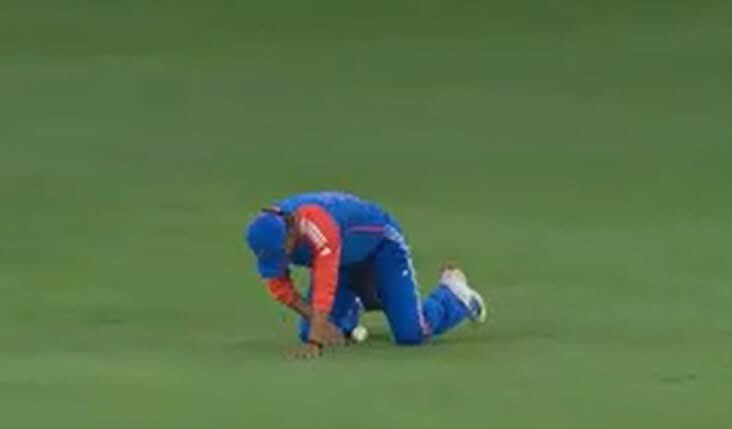naulism_'s tweet photo. Clearly out why is saim still on crease?? https://t.co/b0VhHARsN3