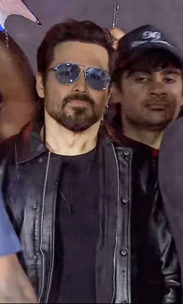 KKEmraanDevotee's tweet image. Emraan Hashmi at the trailer launch event looking  just stunning.😎🔥
#TheyCallHimOG #EmraanHashmi #OGPreReleaseEvent #OGvsOMI
