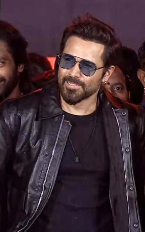 KKEmraanDevotee's tweet image. Emraan Hashmi at the trailer launch event looking  just stunning.😎🔥
#TheyCallHimOG #EmraanHashmi #OGPreReleaseEvent #OGvsOMI