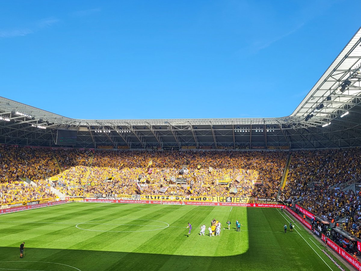 shaekchen's tweet photo. Heimatbesuch gelohnt, mal wieder beim Training vorbeigeschaut und eben noch ein gewonnener Punkt bei Sommerwetter und voller Hütte 😃 #sgd1953 #SGDH96 💪💛🖤 https://t.co/PW2W8c2zHM