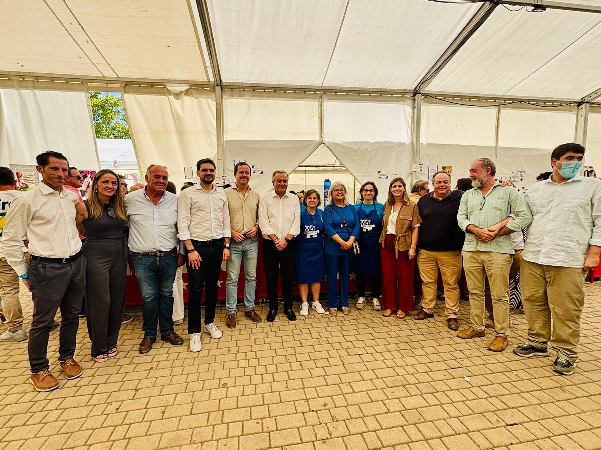 carolagudo's tweet image. 💙 Tradicional encuentro de afiliados @pp_talavera en la Feria de San Mateo. Seguimos caminando juntos hacia el cambio necesario en Castilla-La Mancha.

Gracias al alcalde @JJulianjotable, presidente local @santi_serrano y Presidente @PPopularTo @cvelazquezromo . 

Preparados!