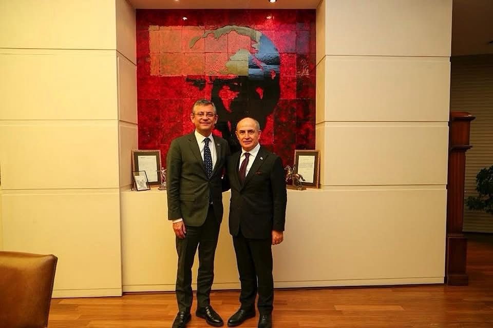 22. Olağanüstü Kurultayımızda Genel Başkanımız Sayın <a href="/eczozgurozel/">Özgür Özel</a> ’in yeniden seçilmesini yürekten kutluyor, Parti Meclisi ve Yüksek Disiplin Kurulu’na seçilen tüm değerli yol arkadaşlarımı tebrik ediyor, kendilerine başarılar diliyorum.

Genel Başkanımızın liderliğinde,