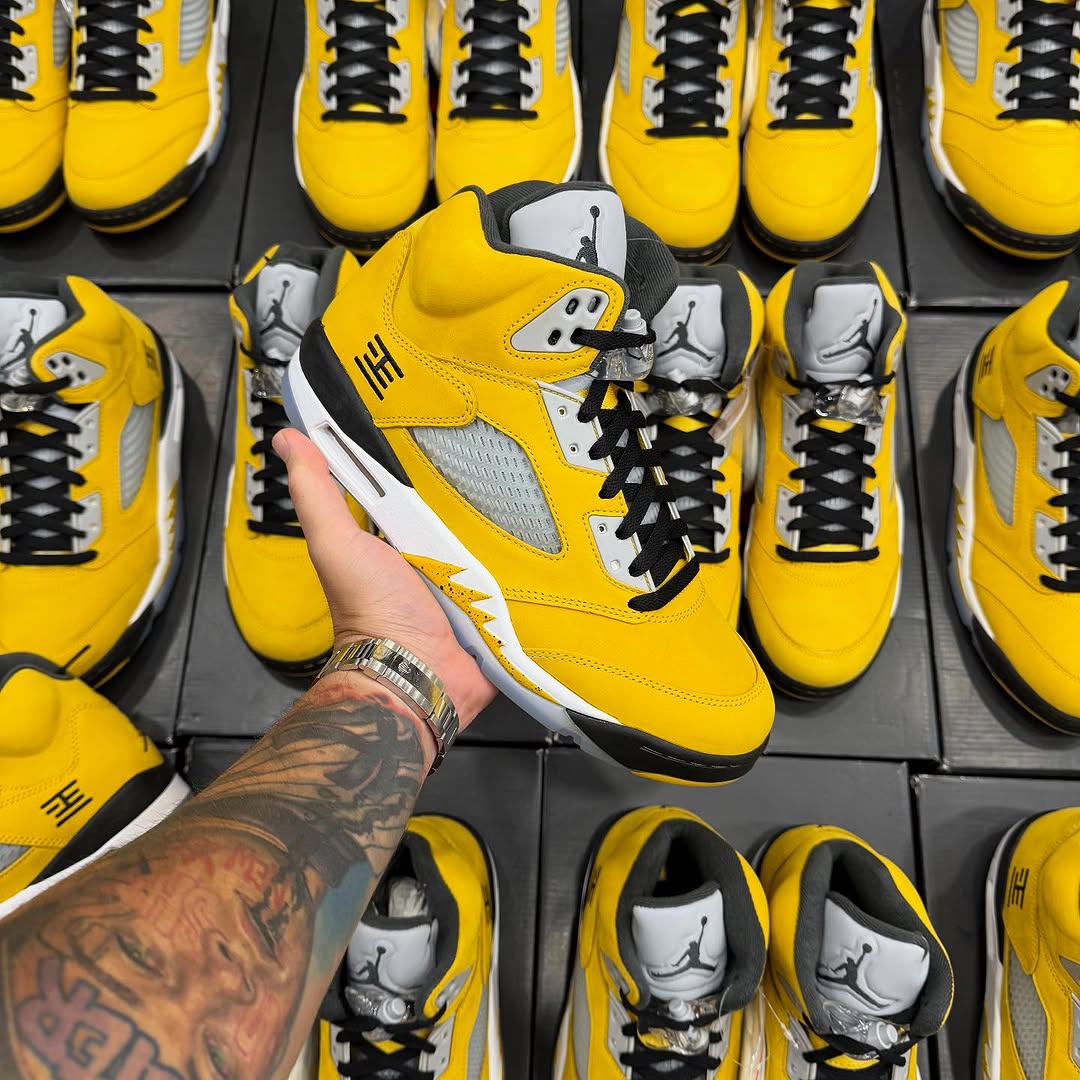 靴 Air Jordan 5 Retro Yellow 28.0 Air Jordan 5 Retro Sneaker in Yellow/Multicolor