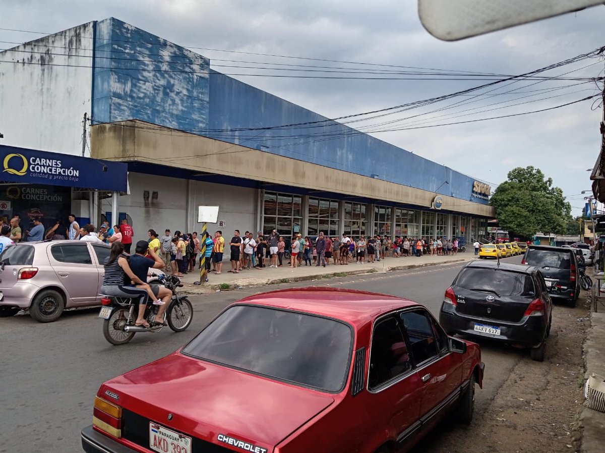 La pobreza en Paraguay arrastra a cientos de paraguayos a buscar algo de carne para el almuerzo del domingo. ¡No estamos bien! <a href="/SantiPenap/">Santiago Peña</a>