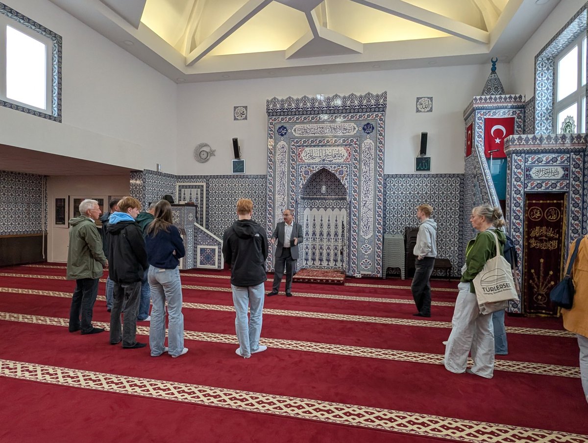 Tgv de verjaardag van de  grootvader maakte een familie vandaag  een Bewonerstour om de kleinkinderen kennis te laten maken met de Haagse internationale samenleving. Startpunt: de Turks-Islamitische Culturele Stichting, met inspirerend gesprek en bezoek aan hun inpandige moskee.