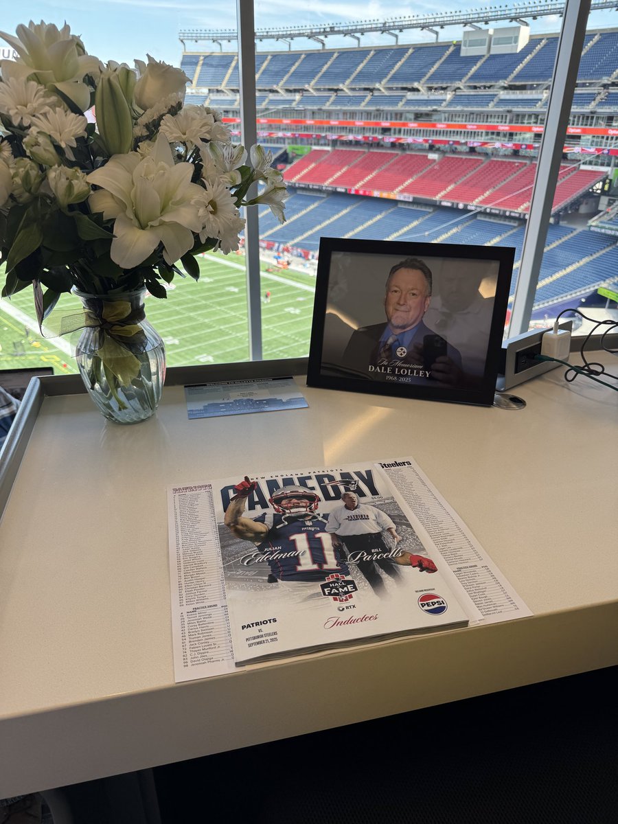 Alan Saunders (@asaunders_pgh) on Twitter photo Very classy move by the <a href="/Patriots/">New England Patriots</a>.
We definitely all will be thinking of Dale today. Very classy move by the <a href="/Patriots/">New England Patriots</a>.
We definitely all will be thinking of Dale today.