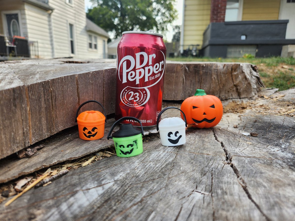 OMG!!! The Great Pumpkin visited The Can! He brought gifts!! I wonder if there is any candy corn in those buckets? 😆 
Day 12 for the <a href="/drpepper/">Dr Pepper</a> can.
#DrPepper #Middletown #stump #spookyseason