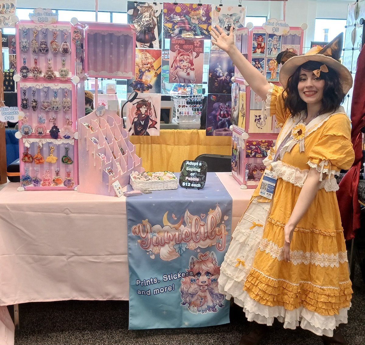 LAST DAY LETS GOOOO COME SAY HI!! 🩷🩷🩷

#Granitestatecomiccon
