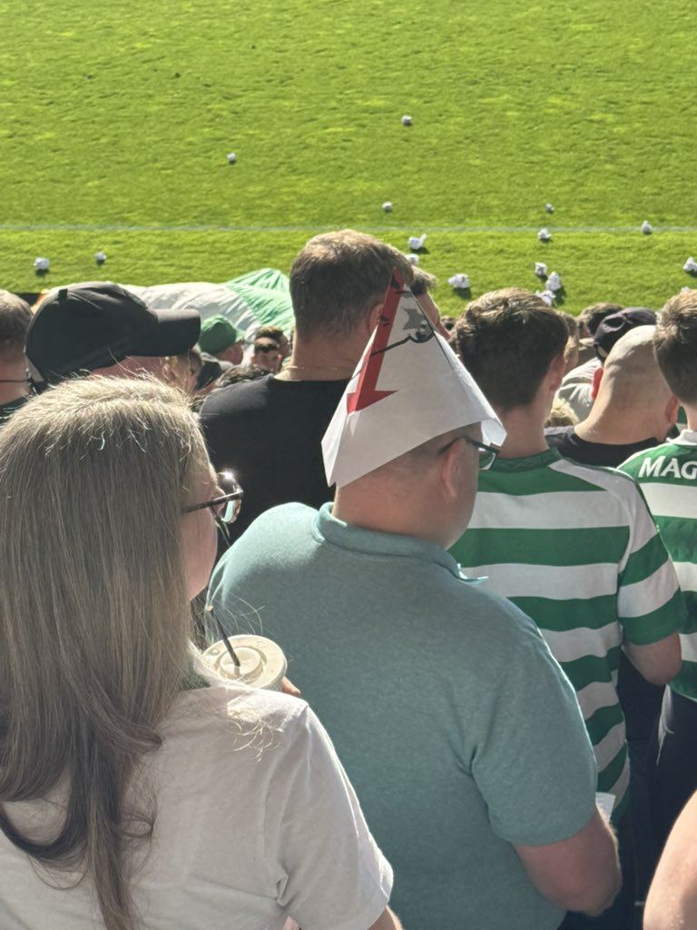 chris_odee's tweet image. Big man’s turned one of they lawwell posters into a cracking hat 😂