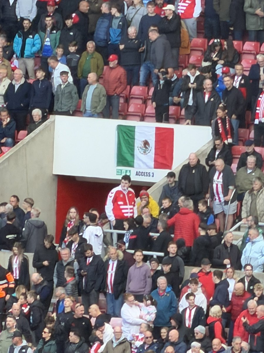 jamesfair1994's tweet photo. Nice touch from @SunderlandAFC on every the tunnels every so often around the ground with Mexican flags #safc @RokerReport https://t.co/7yrG6PG9pq