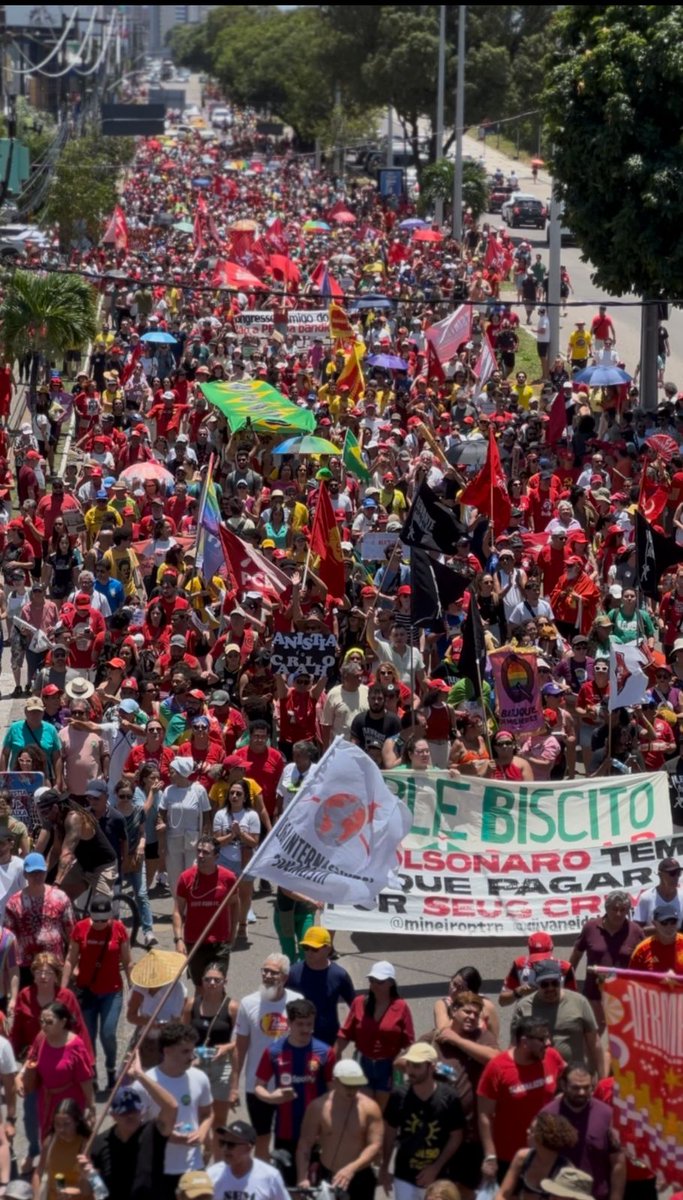 Fazia tempo que a esquerda não botava tanta gente na rua em Natal. 
Olha, confesso que achei que não daria muita gente, pois domingo às 9 da manhã. Um sol danado.