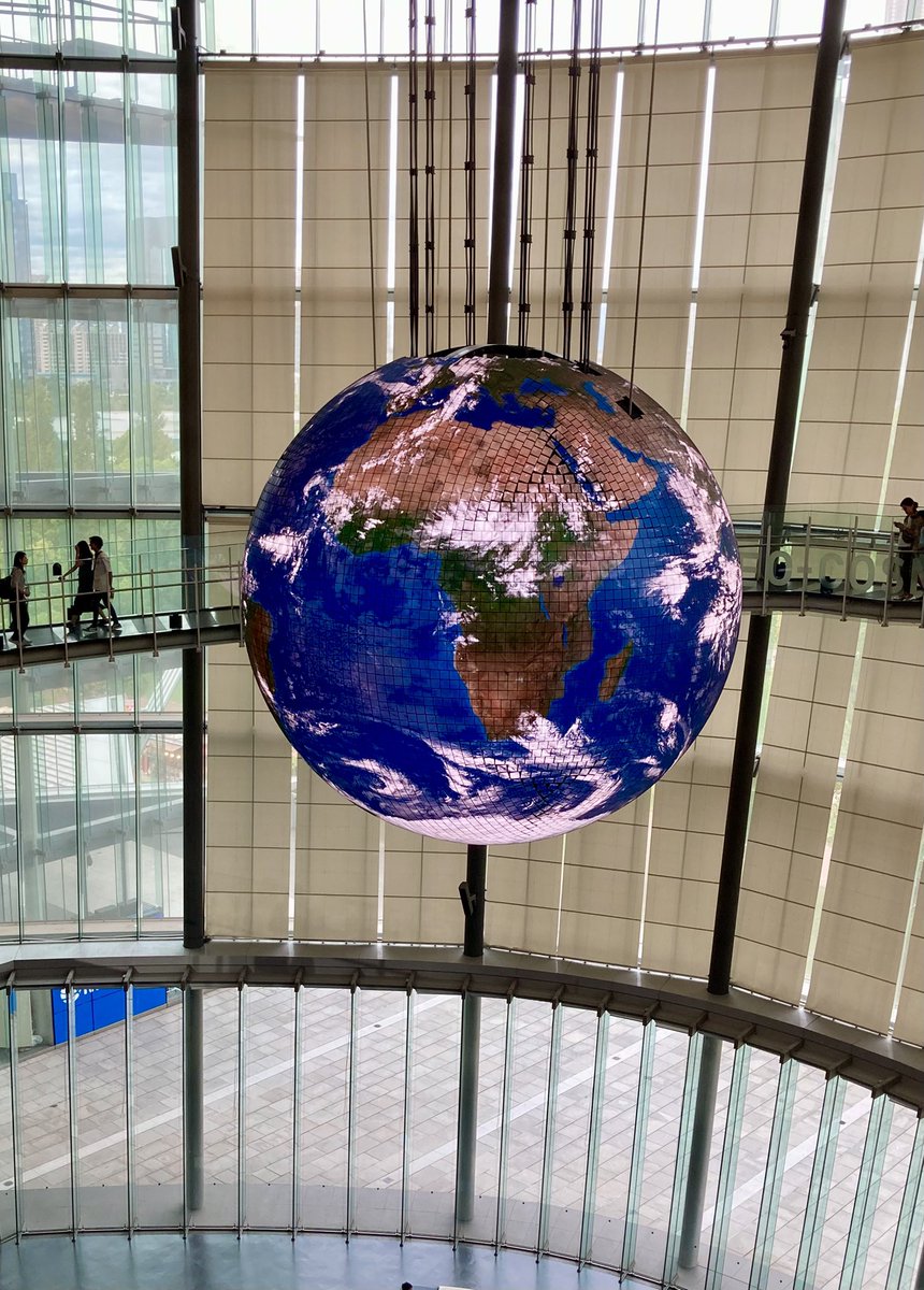 駆け込みで、科学未来館で
開催されている「深宇宙展」へ。
初訪問でした✨

深宇宙展は、宇宙開発のこれまでの歴史の
振り返りやソユーズの実機展示、
小惑星「イトカワ」から採取された粒子を
見たりすることができます。
まさにマンガ「宇宙兄弟」の世界✨

#科学未来館 
#深宇宙展