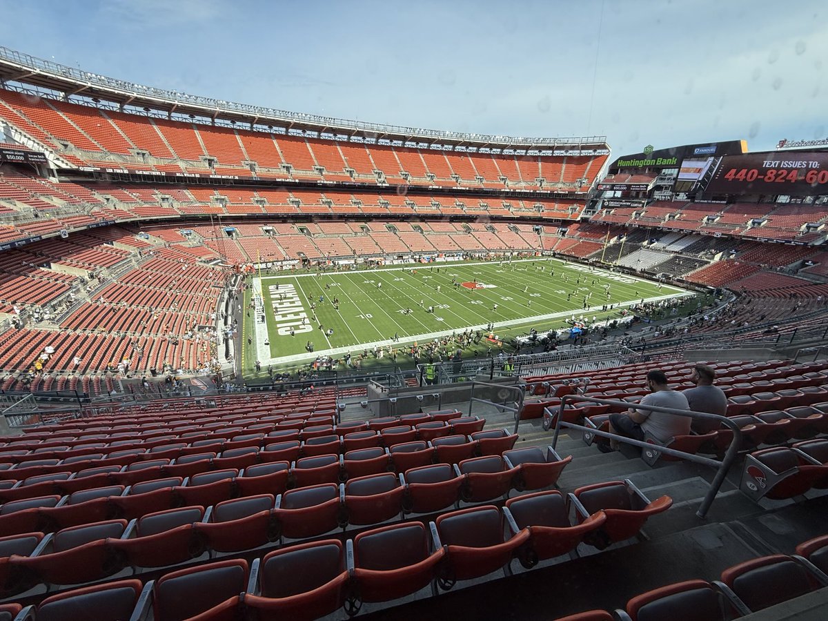 Welcome to the Dog Pound. #Packers will try to improve to 3-0 when they play their first road game of the season here at Huntington Bank Field against the Browns in about 90 minutes.