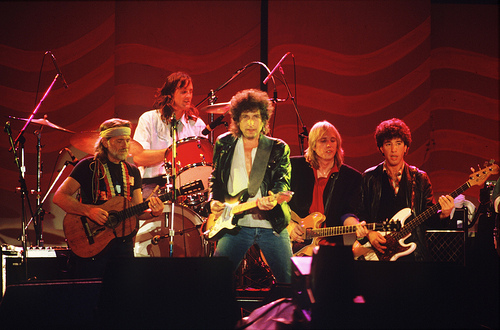 #22septembre1985

1er concert du Farm Aid à Champaign (Illinois), organisé par Willie Nelson, John Mellencamp et Neil Young au profit des agriculteurs américains surendettés. Avec notamment Bob Dylan, Billy Joel, B. B. King et Roy Orbison.

9 millions de dollars furent récoltés.