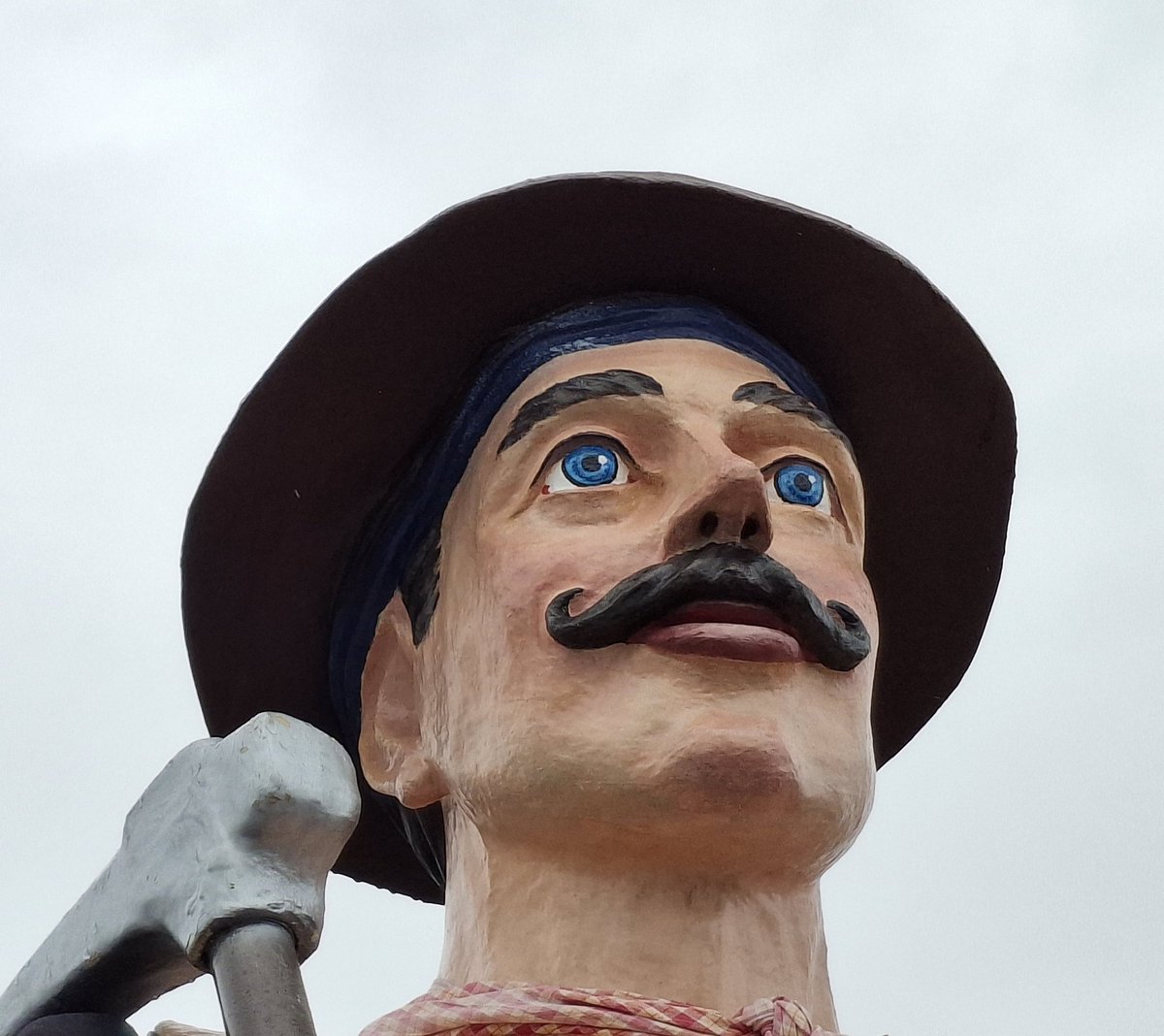 De_Dwarslat's tweet photo. Tenslotte nog een glimp van het reuzenfeest in Barlin om het culturele weekend compleet te maken.
#FetedesGéants #Barlin https://t.co/vlVuhD5Ljz