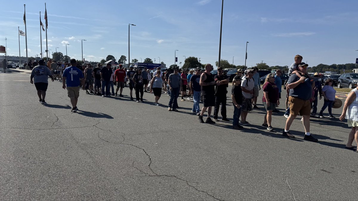 competitionplus's tweet image. It is a beautiful day in Charlotte and it is going to be a great race day! Check out the crowds lining up outside @zMAXDragway for the #4WideNats today!