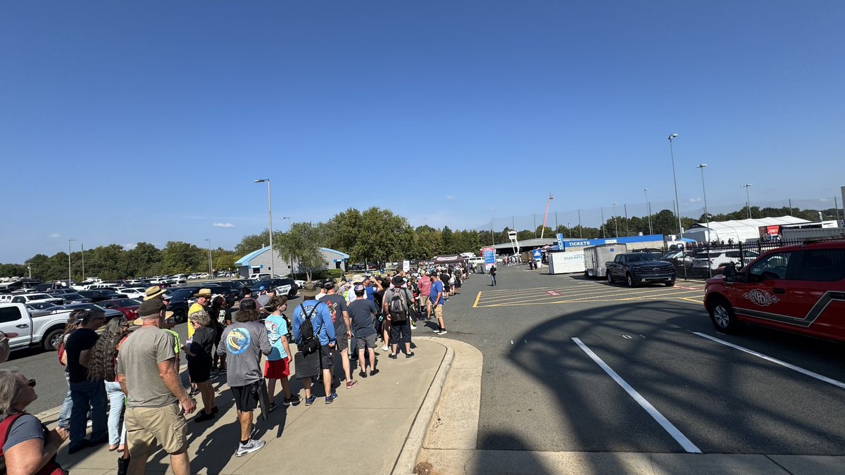 competitionplus's tweet image. It is a beautiful day in Charlotte and it is going to be a great race day! Check out the crowds lining up outside @zMAXDragway for the #4WideNats today!