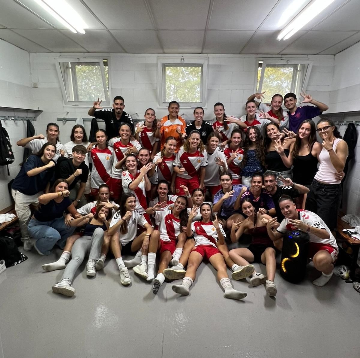 💥🎉 Gran victòria en el debut en lliga del conjunt de <a href="/CGutierrez954/">Christian Gutiérrez</a> que ja al descans guanyava 4-0, amb els gols d'Aitana Batalla i Snizhana Lavryk, debutant amb un hat-trick en 45 minuts. A la represa, Aitana ha fet 2 més i ha tancat la golejada Nadia Ceballos.

#HospiFigueres