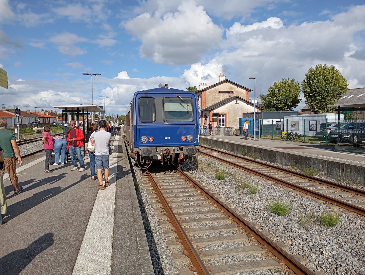 GillesCorlobe's tweet photo. Hier et aujourd'hui, l'autorail X2208 préservé par les Chemins de Fer du Centre Bretagne participait à l'anniversaire des 150 ans de la ligne Nantes Pornic, avec d'autres autorails préservés par les associations ABFC X4039 "Picasso" et Autorail X 2403 CFHA #JEP2025 #Unecto #x2200 https://t.co/dNUXZfxBlj