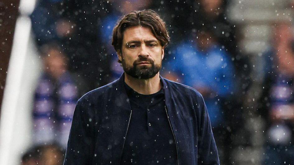 Rangers fans make their feelings clear about manager Russell Martin leading to a brief pause in the action at Ibrox against Hibs 🔵👀

His football is too progressive for Rangers and Scottish football. He needs to be at a big club with good players 

#Rangers #Celtic #SPL #SPFL