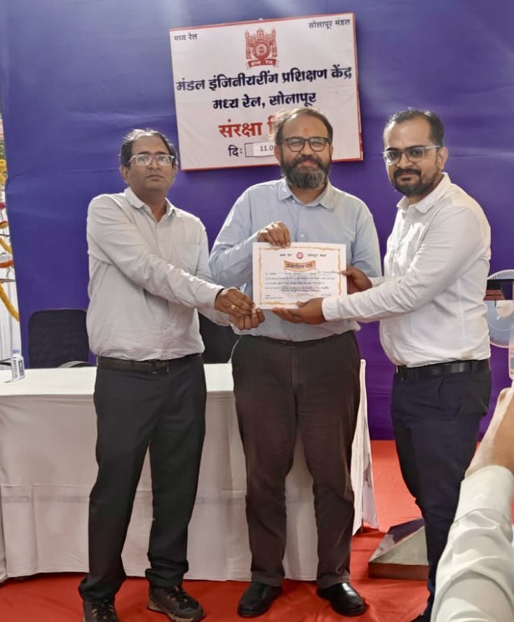 In a Safety Seminar held at Solapur DRM, ADRM and branch officers commended a team of supervisors and dedicated staff of 52 members for handling safety operations with exemplary team work and coordination across departments.
#CentralRailway 
#SolapurDivision