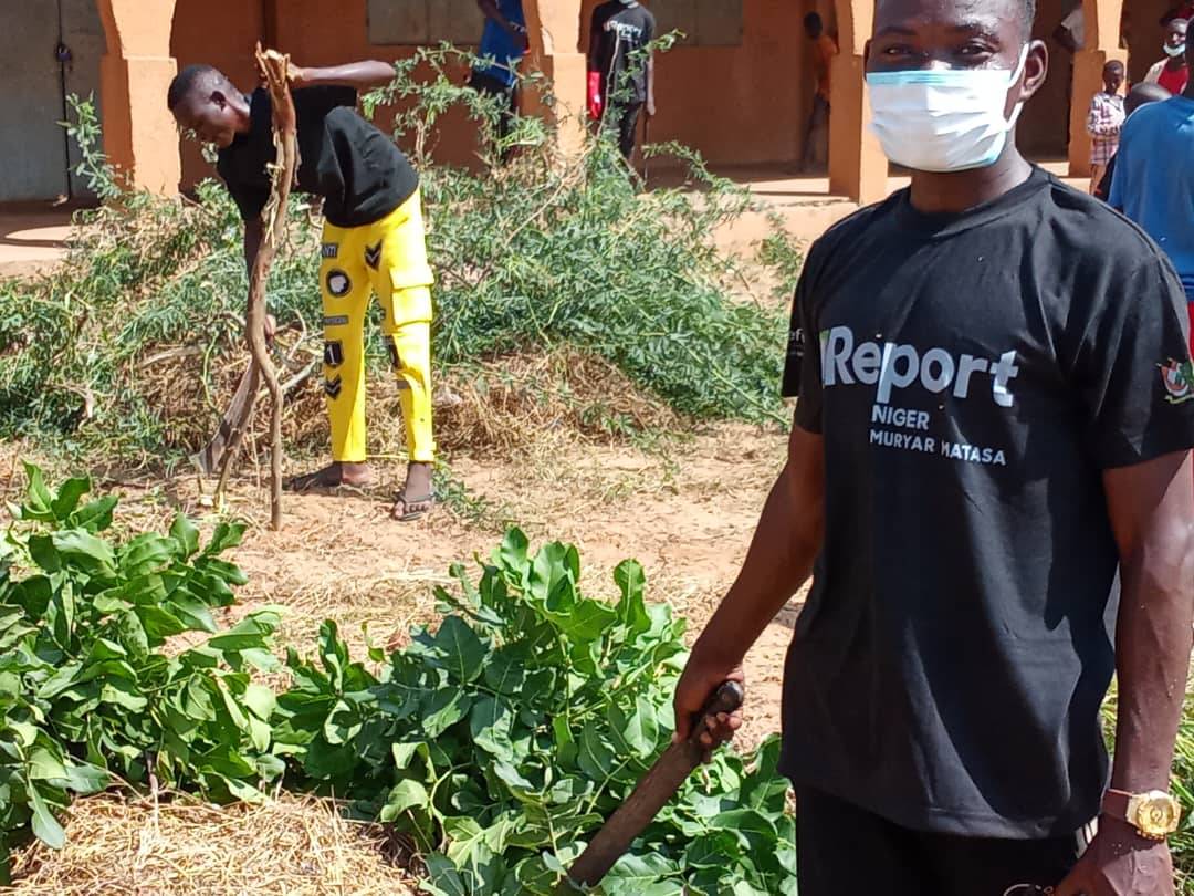UReportNiger's tweet photo. #UAction 💫 

Les Colibris de Keita en mode école propre à l’école ! Désherbage, défrichage, tout est passé au peigne fin 

Objectif : offrir aux enfants un cadre sain et stimulant pour bien démarrer l’année. https://t.co/lxEiF0RWh6
