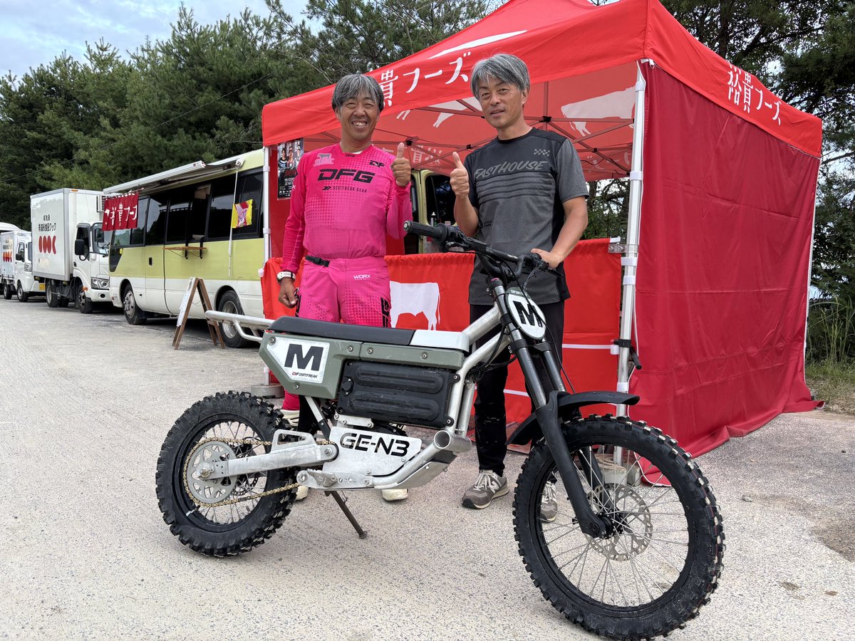 全日本MX選手権名阪大会無事に終了しました。
今回は電動バイクでマーシャル！
ダートバイクプラス石田社長からお借りしたGE-N3（ゲンさん）で走行！皆さんから、コレで走るの？と心配されましたが、トラブルなく荒れたフルコースを走破しました！街中から全日本コースまでどこでも走れますよ〜！