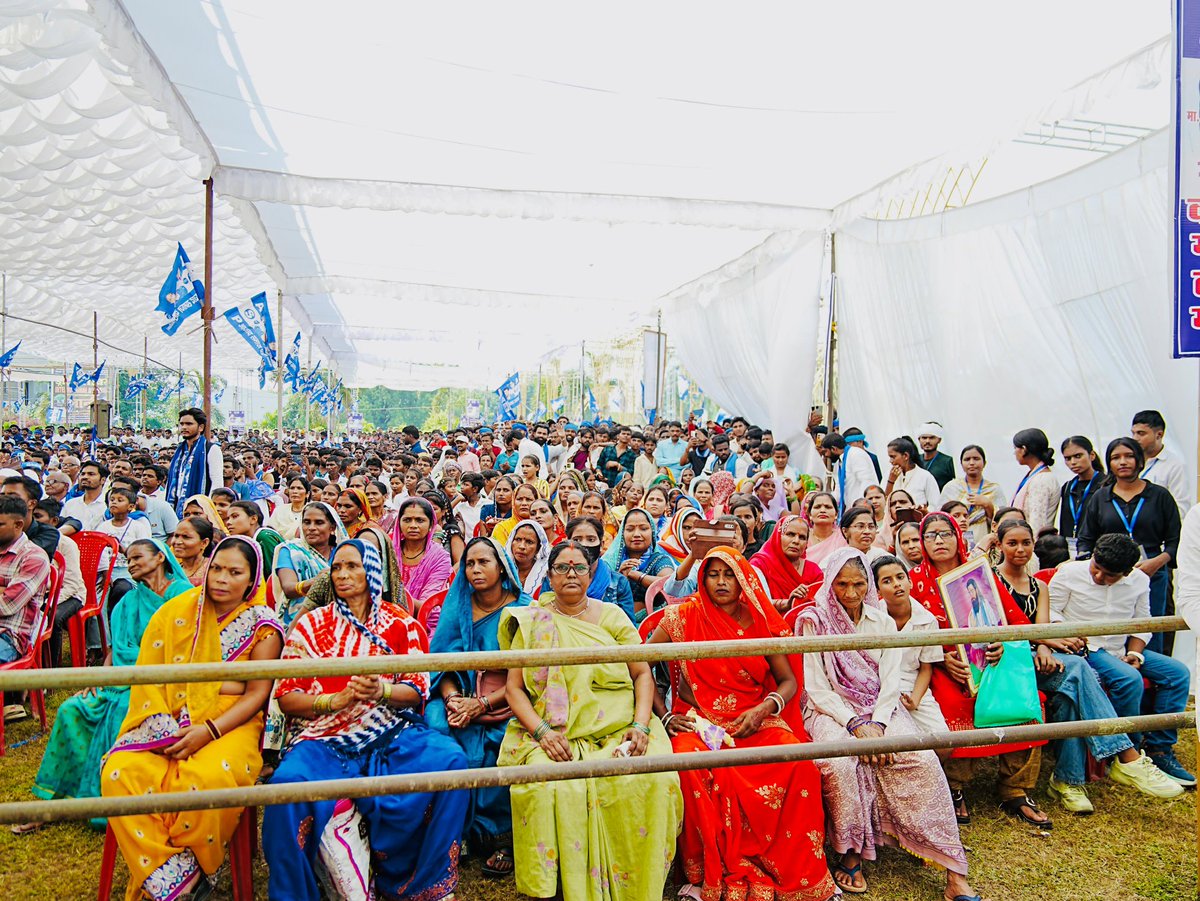आज उत्तर प्रदेश के जिला अयोध्या में आयोजित "अस्तित्व बचाओ–भाईचारा बनाओ" प्रबुद्ध जनसम्मेलन में अपनों के बीच अनेक महत्वपूर्ण विषयों पर विचार साझा किए।

 1. ओबीसी की जातिवार जनगणना का मुद्दा:
केन्द्र सरकार द्वारा अन्य पिछड़ा वर्ग (OBC) की जाति आधारित जनगणना को जानबूझकर न कराना,