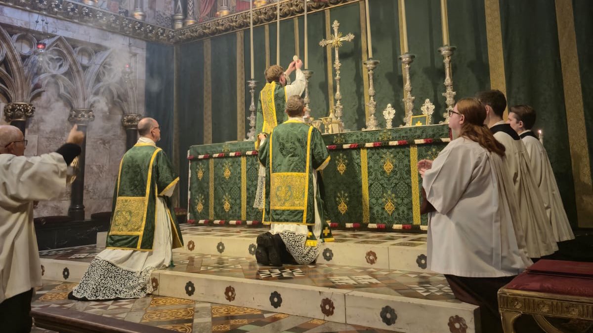 We were very pleased to welcome Fr Thomas Crowley as our preacher this morning. You can hear his sermon at our High Mass again here: youtube.com/live/S-F51ZbEy…