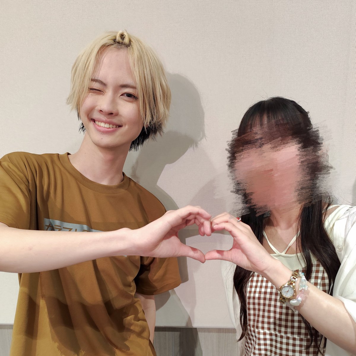 アリエンくらいTシャツが汗でびしょびしょの可愛い推しと4年たってもハート作るのにビビりまくる我(触れたら犯罪なるかなとおもって……)