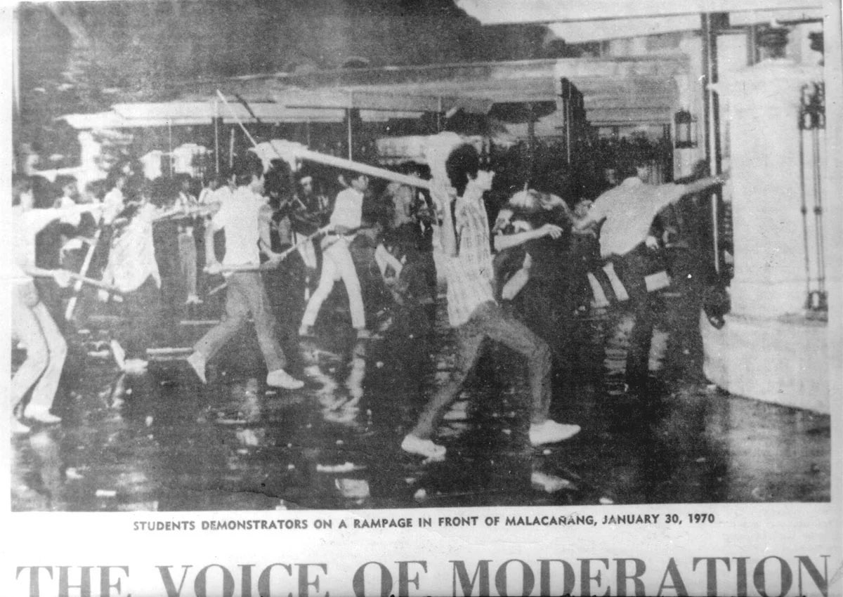 escalonamar's tweet photo. The violence today at Mendiola is nothing compared to the street battles of the First Quarter Storm. Activists made weapons, built barricades, and nearly breached the gates of Malacañang itself. The bloodiest day of FQS isn’t called the “Battle of Mendiola” for nothing. https://t.co/mjaDgJpYTo
